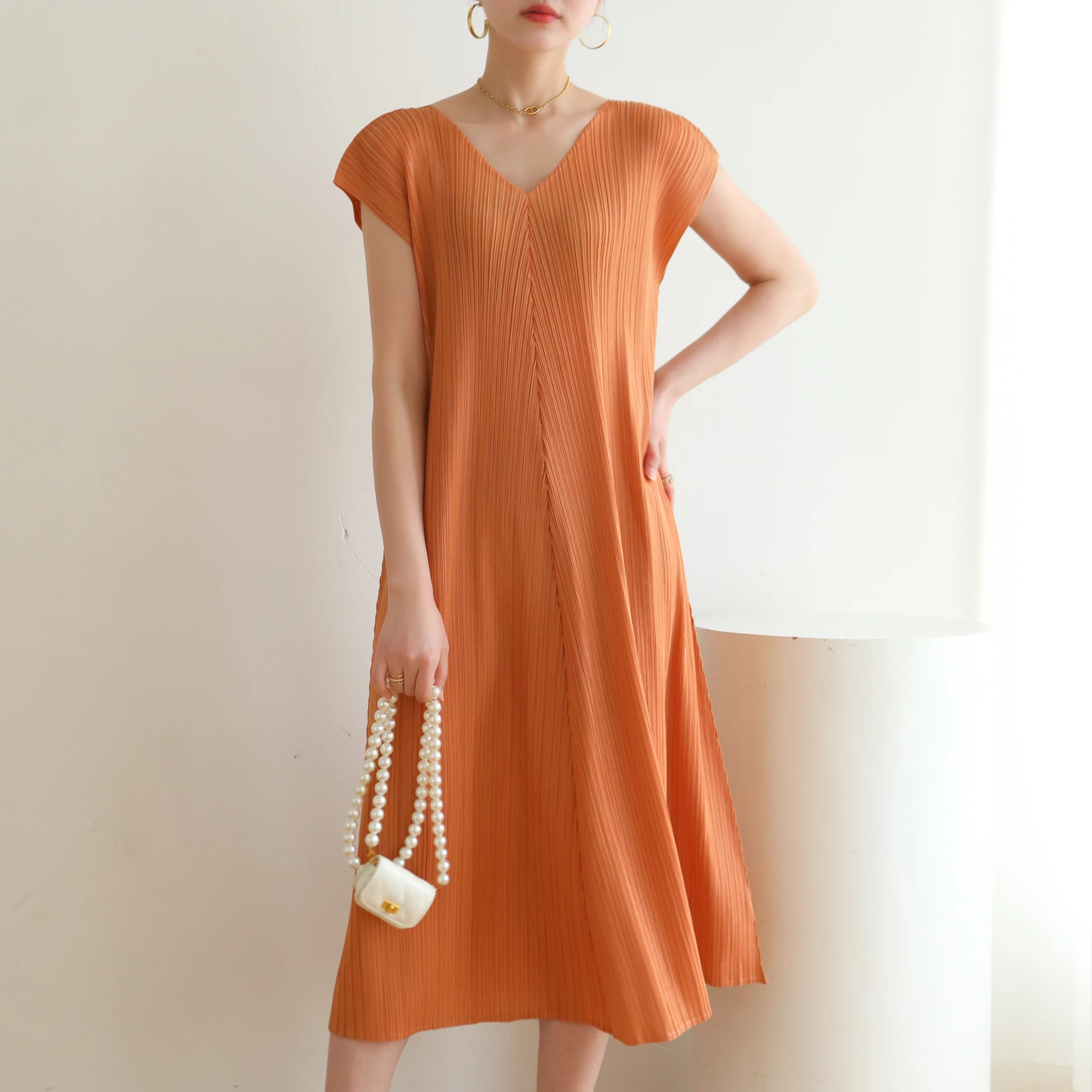 

Counter quality 2023 summer new Miyake fold large size loose meat cover fashion V-neck mid-length dress