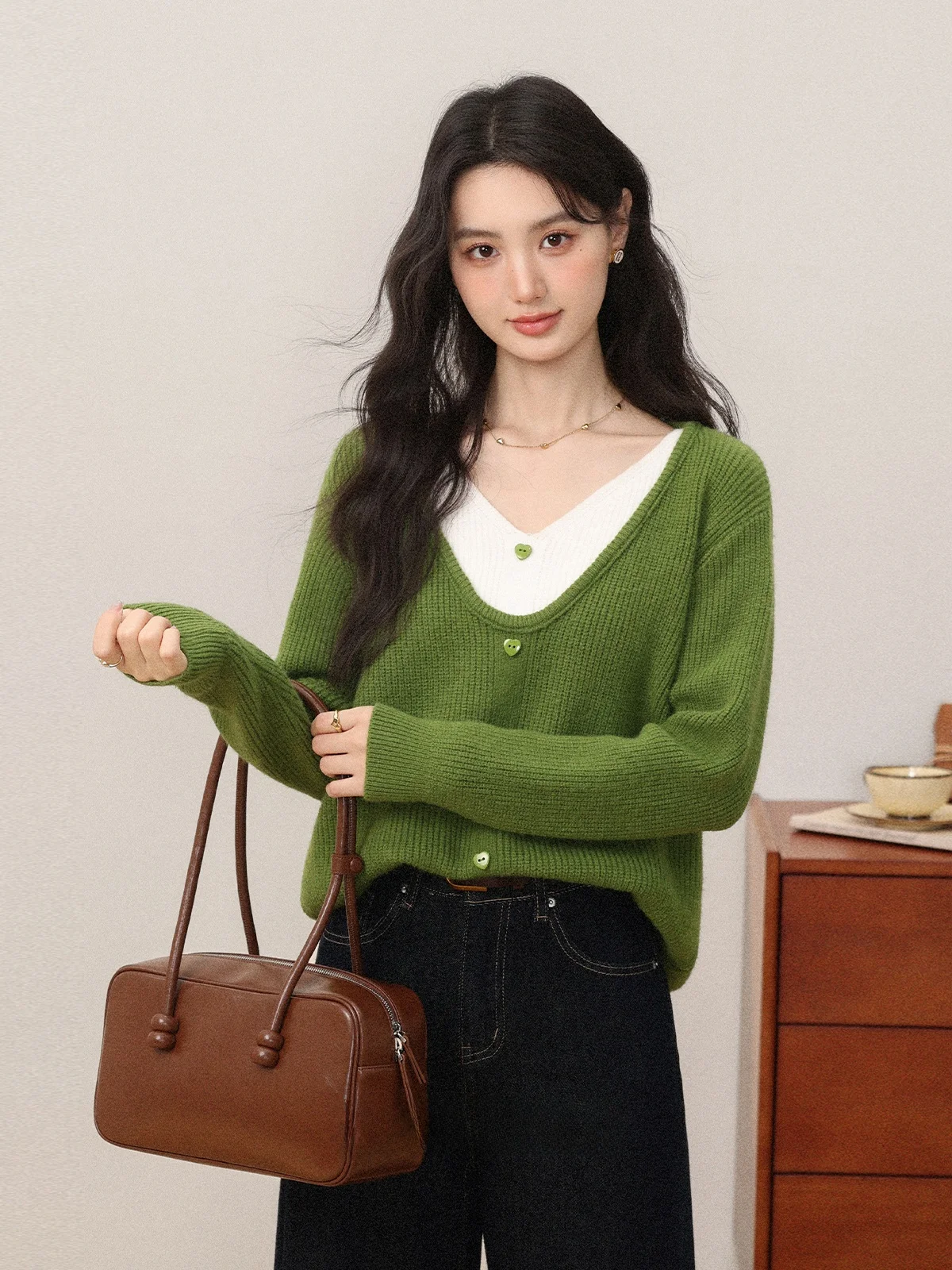 

Свободный вязаный женский свитер V-Ne, ранняя осень, новый Sle от Zhang Soda, удобный ленивый двухсекционный вид, хороший