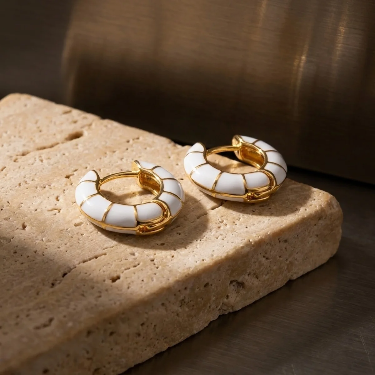 Minimalistische bunte Emaille-Streifen-Ohrstecker für Damen und Herren, trendige geometrische runde Creolen, Alltags- und Partyschmuck – Detail 40