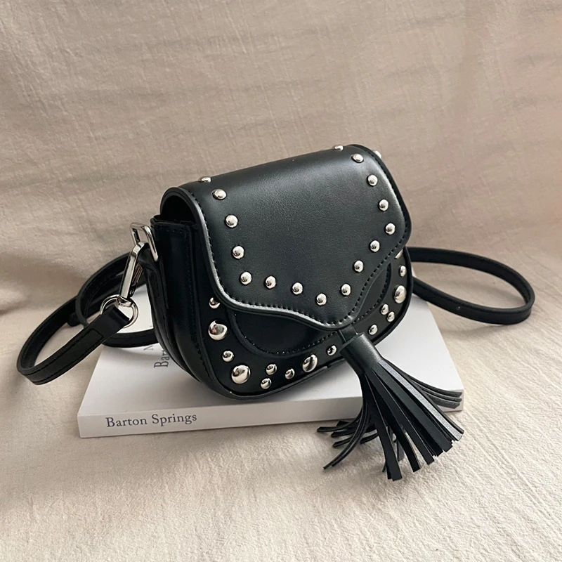 

Миниатюрная женская сумка-кошелек с кисточкой через плечо, однотонная, с заклепками, брендовая, для путешествий, 2026