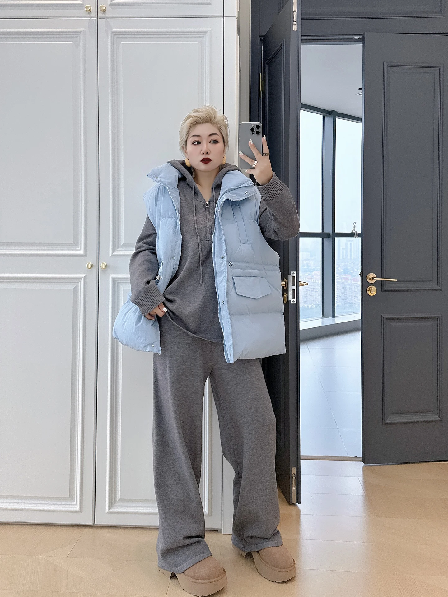 

Комплект из двух предметов: повседневный вязаный костюм больших размеров с брюками с высокой талией и широкими штанинами, худи. Модная женская одежда больших размеров.