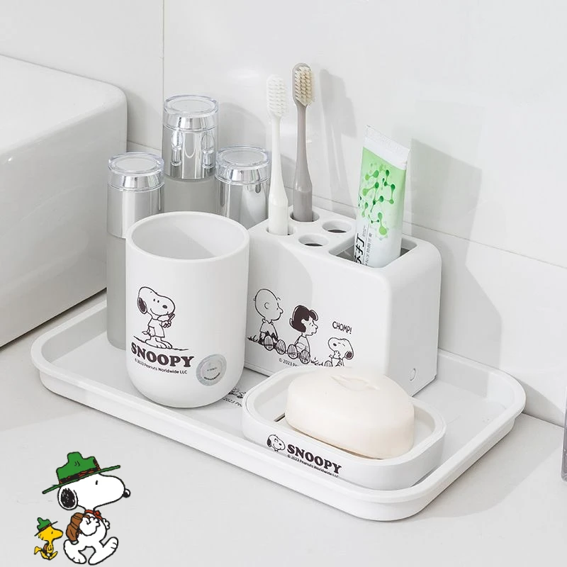 

Snoopy cartoon cute toothbrush holder creative personalised home bathroom soap box toothbrush holder anime merchandise gift.