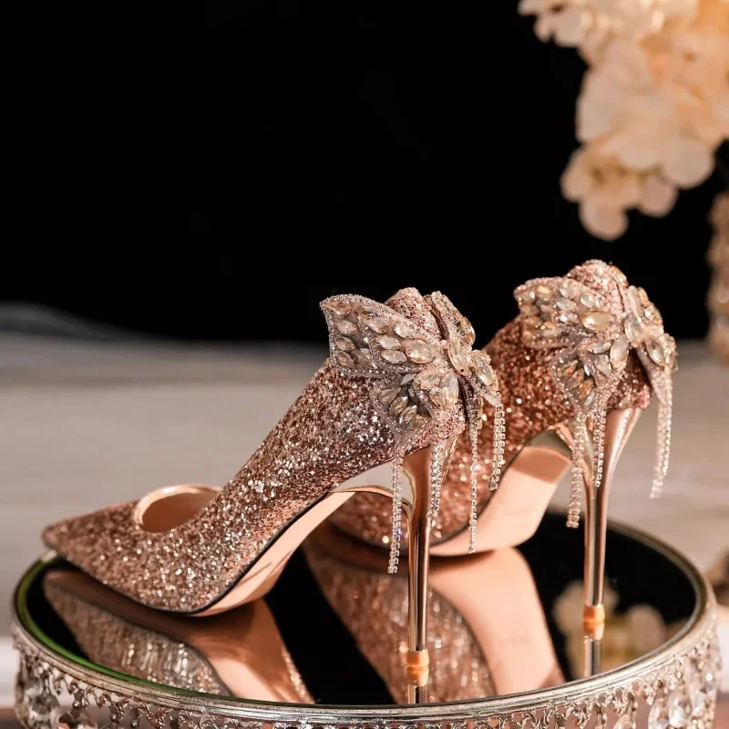 

Новая летняя элегантная и удобная женская обувь на тонком каблуке с острым носком и бантом, модные банкетные туфли на высоком каблуке со стразами и пайетками