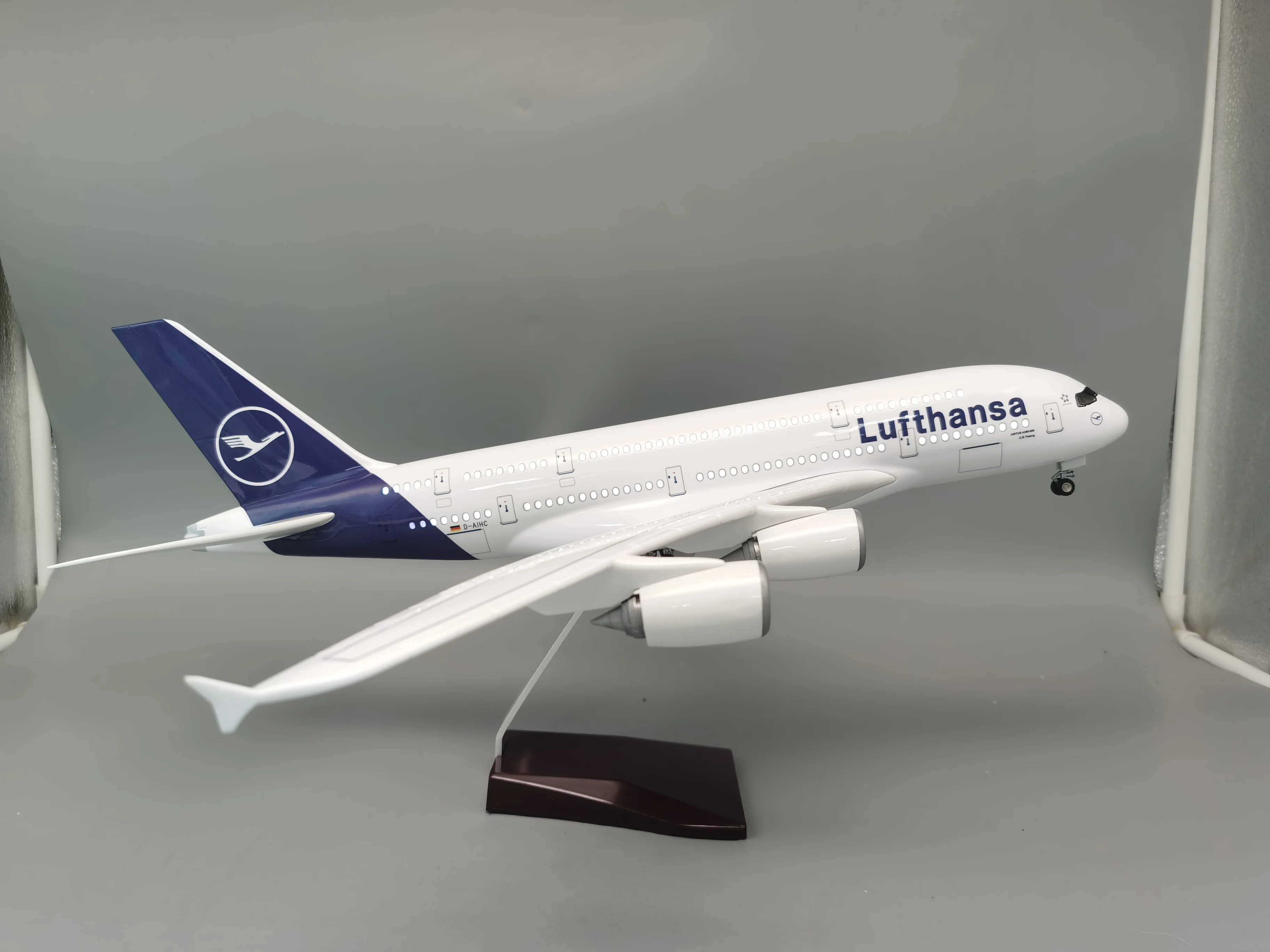 

NEW 1/160 Scale 45.5CM Airplane 380 A380 Lufthansa Airline Model W Light and Plastic Resin Plane For Collection-New Painting