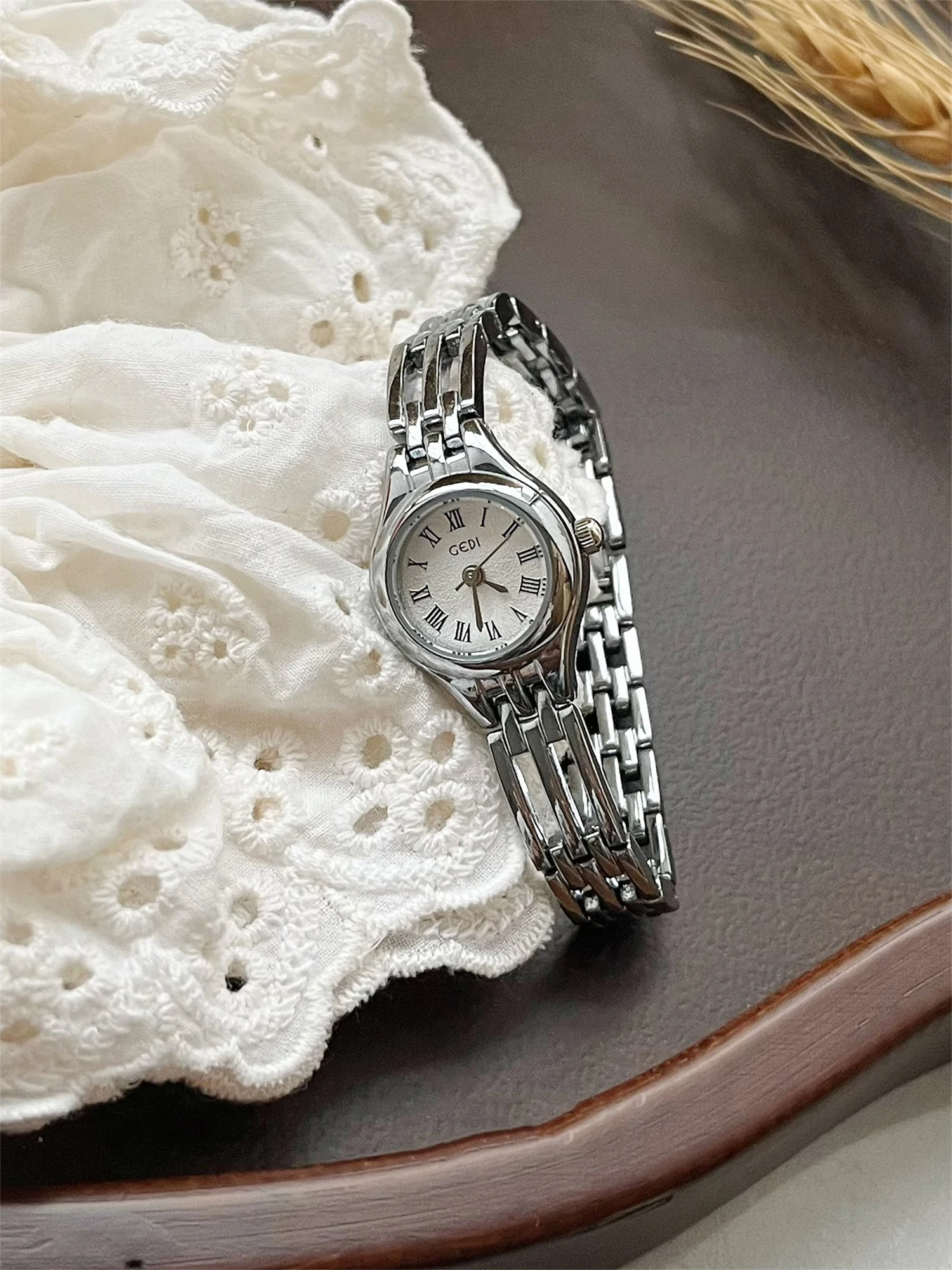 Petite montre à cadran rond pour femmes, cadran à chiffres romains, bracelet en acier inoxydable, montre-bracelet à quartz élégante et vintage, cadeau.