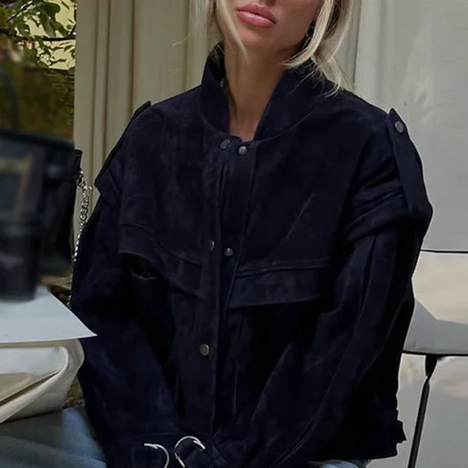 سترة نسائية أنيقة من جلد الغزال المخملي بأكتاف عريضة وجيوب كبيرة، ملابس خارجية لخريف 2025 بأكمام طويلة وإغلاق بالأزرار