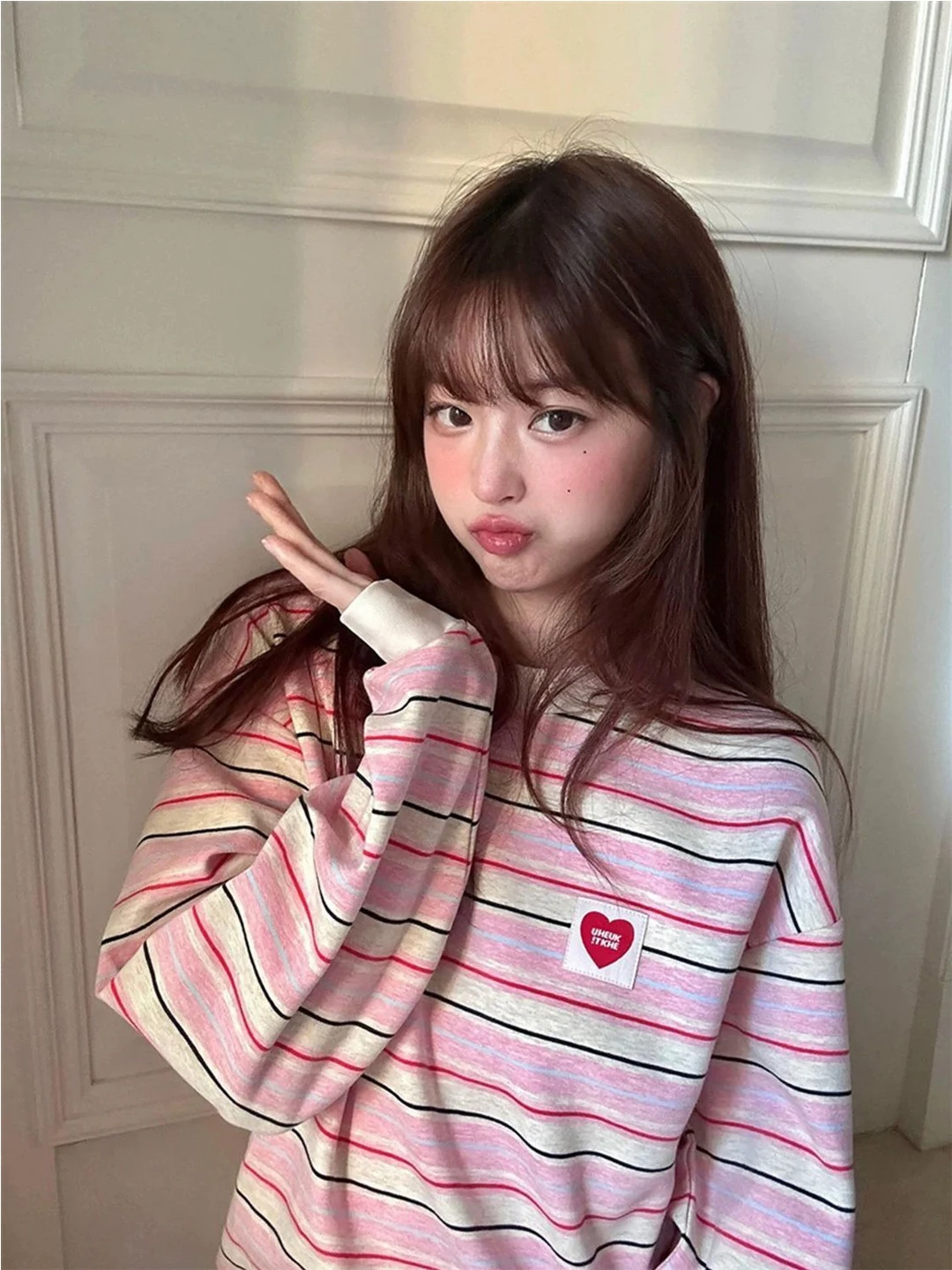 

Розовая корейская футболка Laid-ba с полосками и сердечками, круглым вырезом, длинным рукавом, осенний дизайн 2026, свободный крой, базовый слой, повседневная.