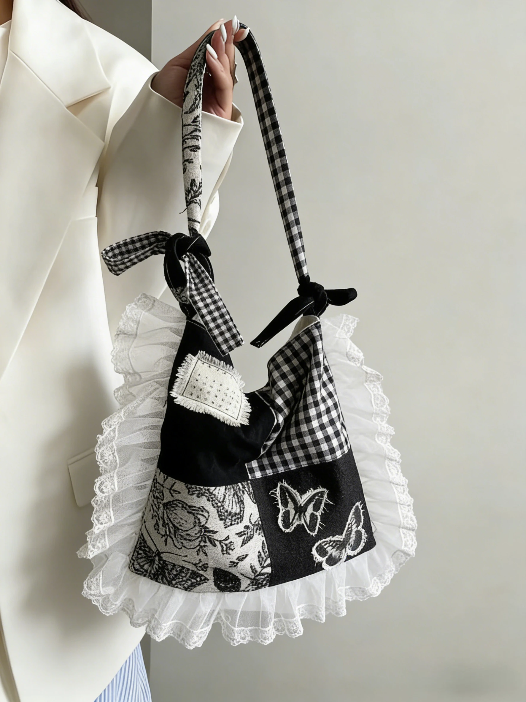 

Новая сумка-тоут 2026 года с кружевным узором и принтом бабочек, черно-белая в клетку, в художественном стиле, универсальная сумка через плечо, корейская женская сумка кросс-боди