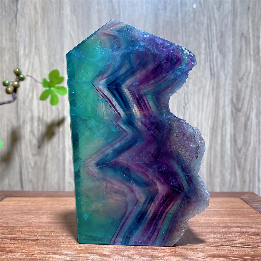 

Радужный флюоритовый кристалл