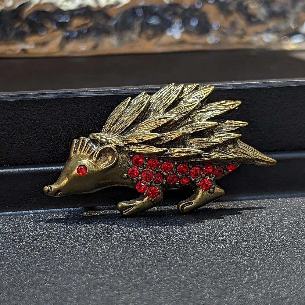 

Europe America Retro Hedgehog Animal Fun Red Zircon Crystal Brooch Women Vintage Elegant Jewelry Trend