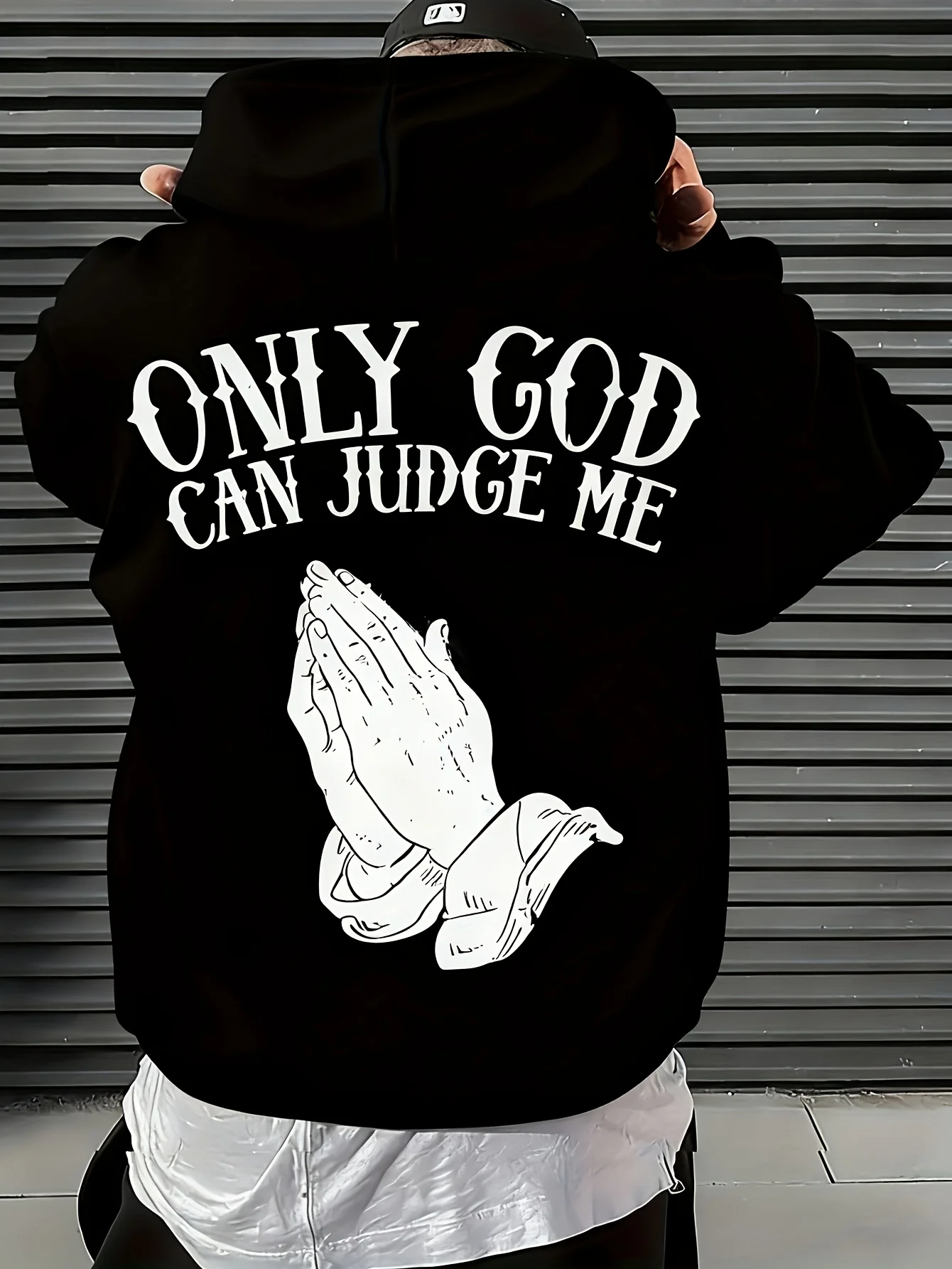 Sudadera con Capucha para Hombre _Solo Dios Puede Juzgarme_ con Gráfico de Manos en Oración, Estilo Urbano Inspirador para Uso Casual