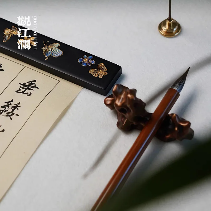 مسند أقلام نحاسي عتيق، حامل فرشاة الخط على الطراز العتيق وثقالة الورق المكتبية، ديكور مكتب الباحث الأدبي