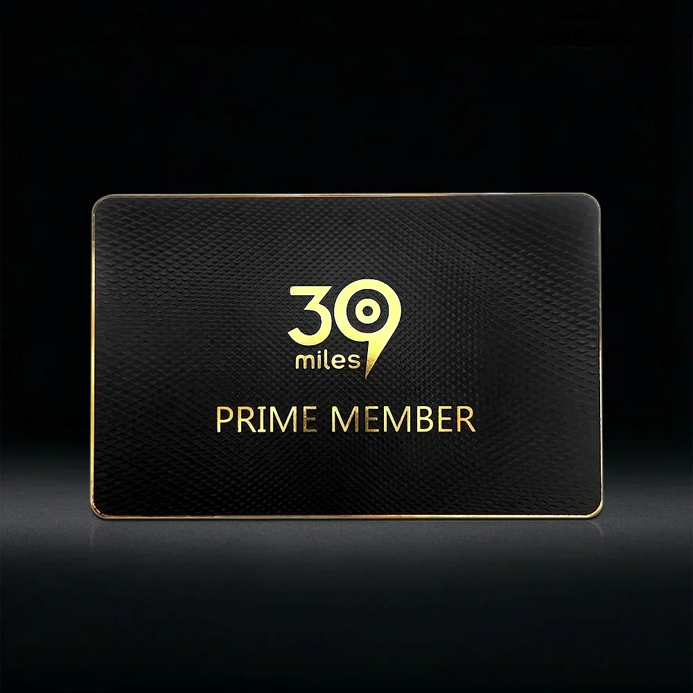 بطاقة عمل مخصصة فاخرة باللون الأسود للزيارة بطاقة ائتمان معدنية ذهبية اللون مطبوعة معدنية مخصصة مع شعار ورمز Qr