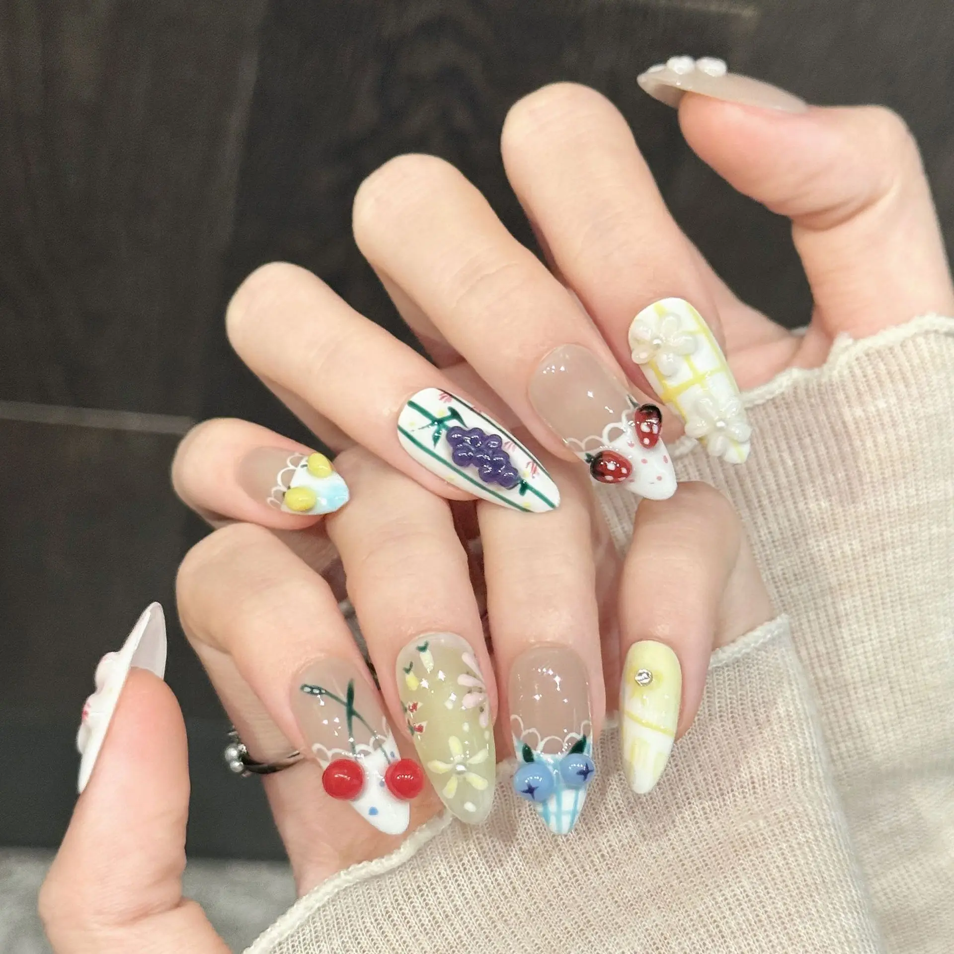 10 Stück handgemachte Mandel-Press-On-Nägel, handbemalte geprägte Blumen und Früchte, Bare Wave Point, geeignet für Partys, Alltagsgebrauch. – Detail 6