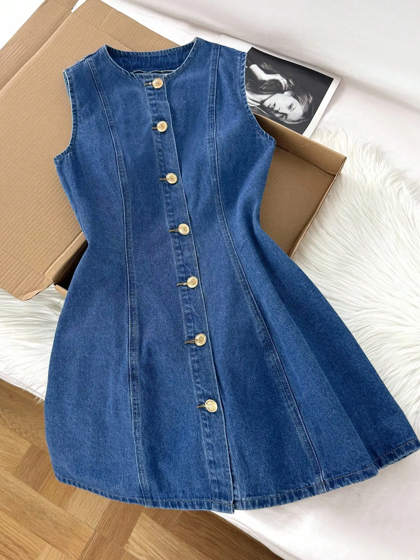 

Женское джинсовое мини-платье А-силуэта без рукавов с пуговицами спереди