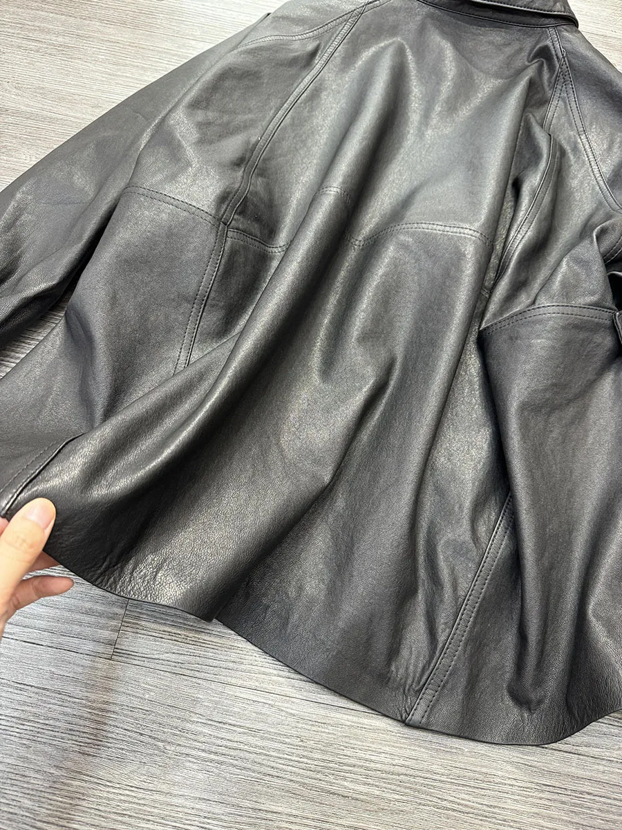 Modna kurtka skórzana premium z kożuchowym kołnierzem, opuszczonymi ramionami i luźnym krojem dla kobiet