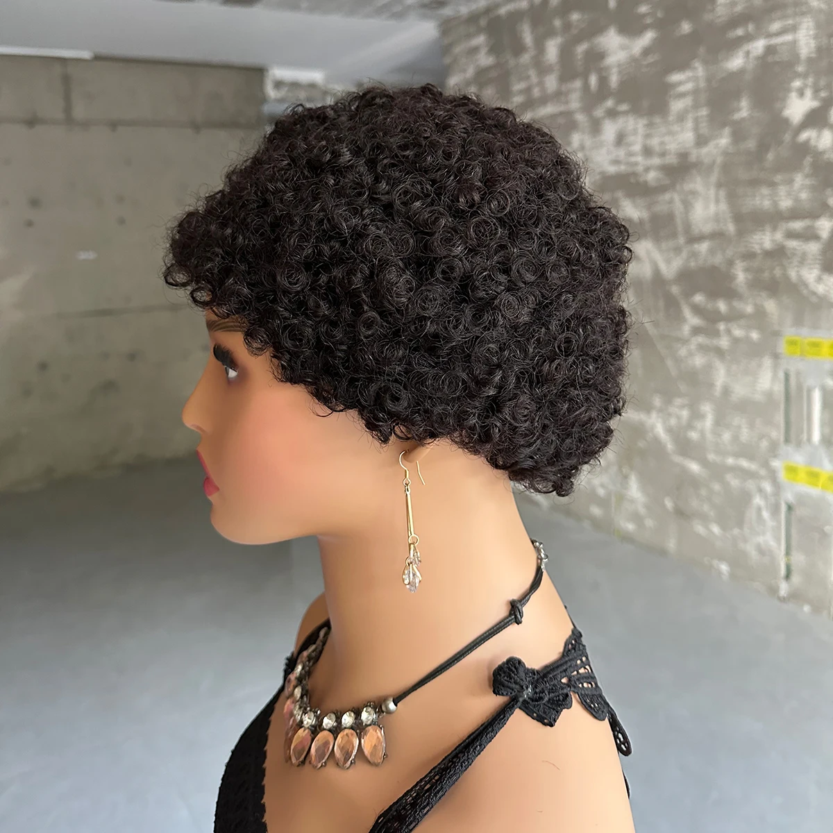 Perruque de cheveux humains bouclés crépus noirs naturels avec frange, coupe courte, entièrement fabriquée à la machine