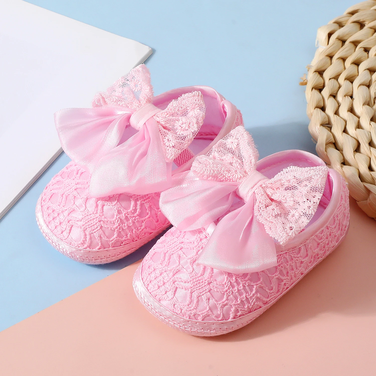 Baby Non-Slip Learning Walking Shoes, Cute Lace Bows, Soft Flat Shoes for Infants, Suitable for Indoor Parties and Gatherings.