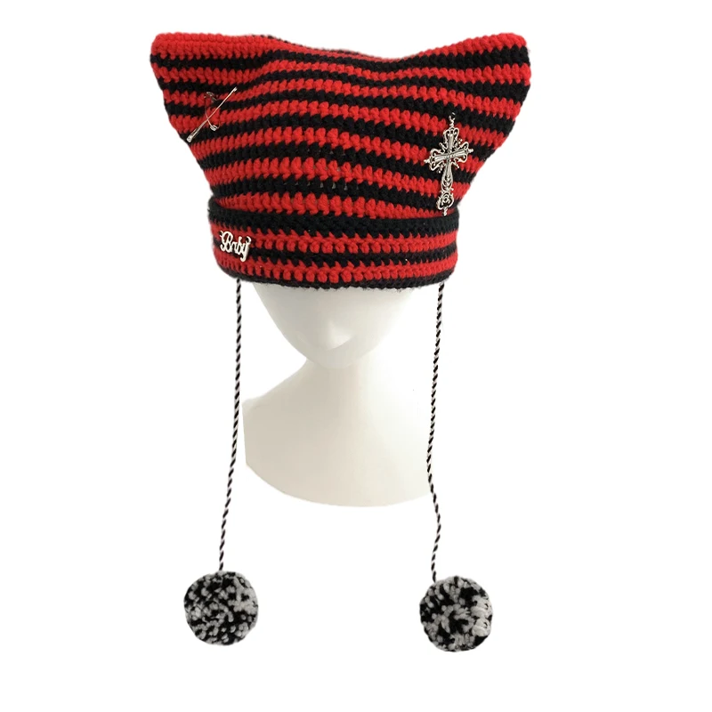 Y2K Punk Gothic ucho kota Beanie paski dzianina szydełkowa kapelusz kobiety projektant krzyż Pin zima boże narodzenie frędzlami Pom Pom Earflap