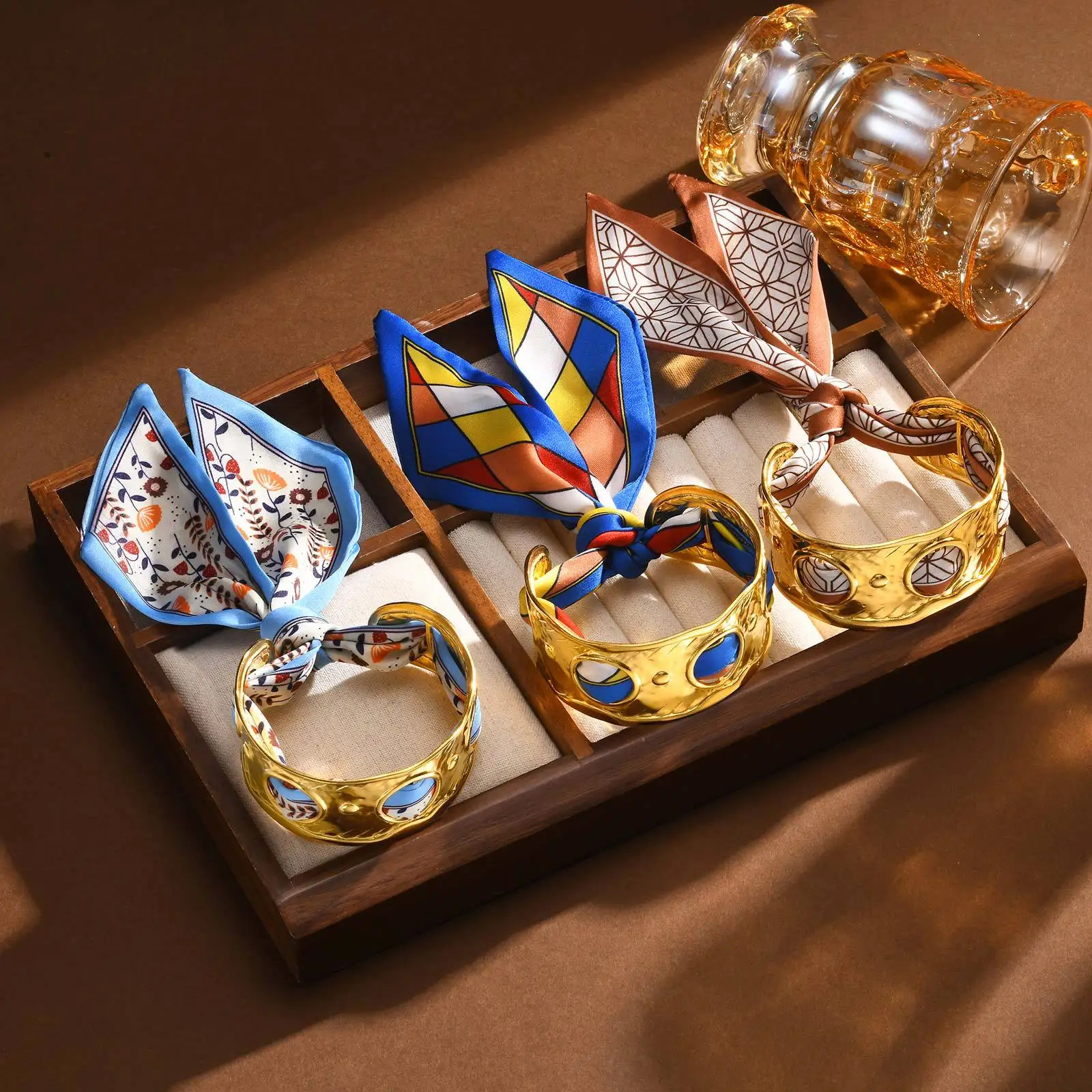 

Роскошные шелковые шарфы в стиле ретро, полый браслет, женский браслет-манжета на запястье, браслет из нержавеющей стали, позолоченные широкие ювелирные изделия