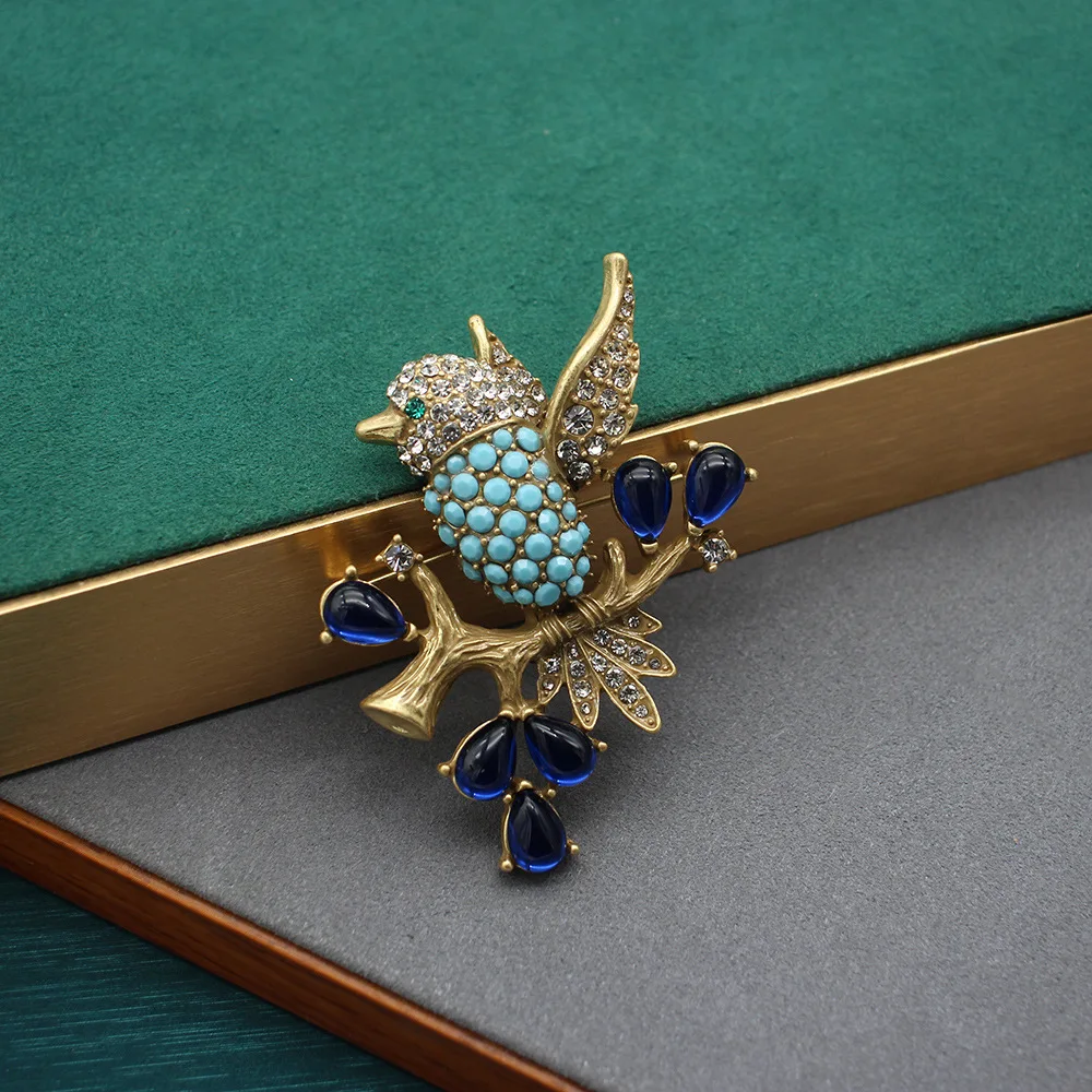 

Брошь с бриллиантами, инкрустированная синим стеклом, винтажный аксессуар для костюма, стеклянная брошь в виде птицы