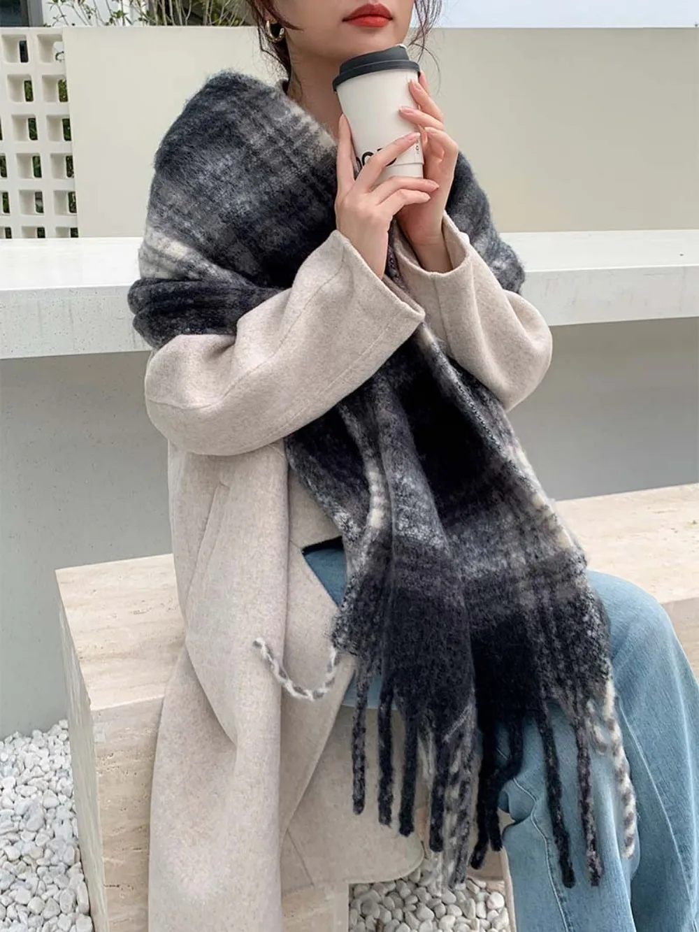 ผ้าพันคอใหม่สำหรับฤดูใบไม้ร่วงและฤดูหนาวปี 2026 ผ้าพันคอพู่ห้อยแบบขัดเงาเพื่อความอบอุ่นและความอเนกประสงค์ในฤดูหนาว