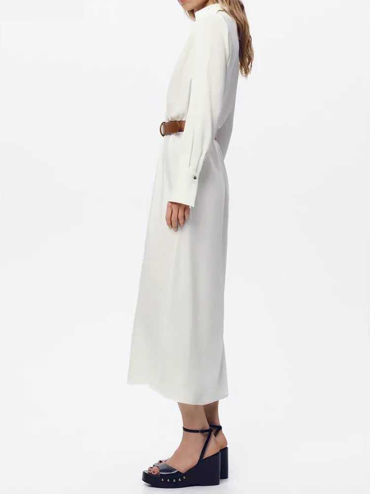 Vestido f de manga crida com toque de seda acetinada, cinto, cintura alta, saia midi evasê e fechamento com botão ú...