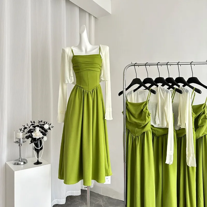 Zakazano palenia zielonych pęczków, sukienek typu slip w kolorze zielonego lasu, damskich wczesnowiosennych i letnich spódnic retro w stylu francuskim.