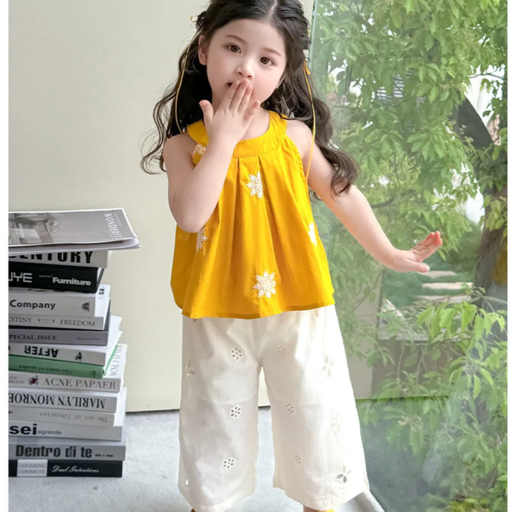 Bear Leader النسخة الكورية الصيفية أزياء الفتيات ملابس زهرة مطبوعة أصفر بلا أكمام أعلى + السراويل البيضاء مجموعة الأطفال عارضة