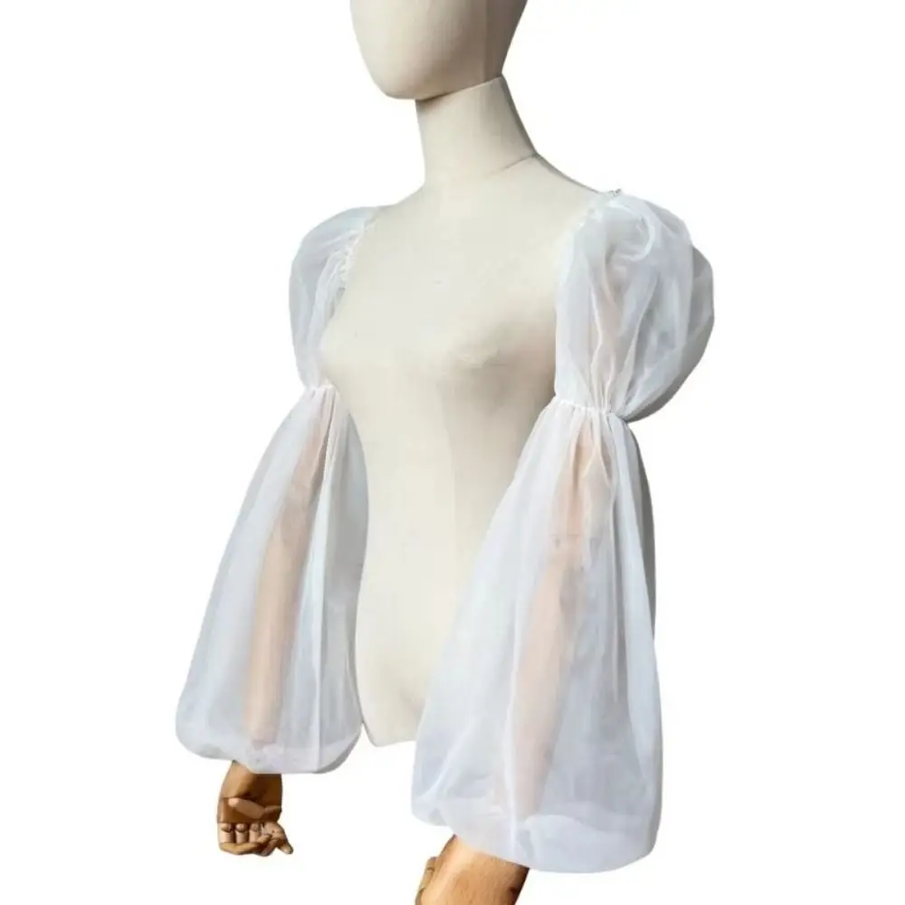 vestido-de-noiva-em-tule-com-mangas-longas-e-design-decorativo-mangas-romanticas-em-cor-solida