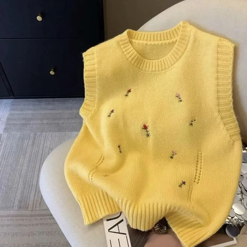 

2025 New Spring Autumn Women Crew Neck Knitted Vest Loose Embroidery Sleeveless Female Knitted Sweater Waistcoat Tops
