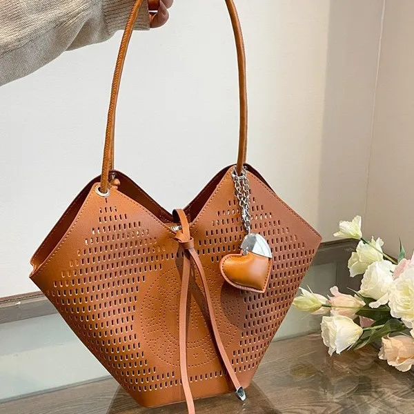 

Пляжная сумка с полым сращиванием. Новая пригородная сумка через плечо большой вместимости. 2025 нишевая сумка премиум-класса для подмышек.