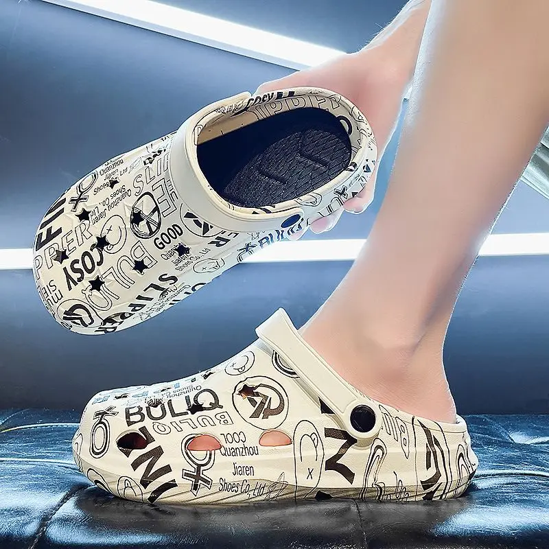 Internet famous graffiti hole shoes for men's summer new breathable beach shoes, anti slip thick soled comfortable men's sandals