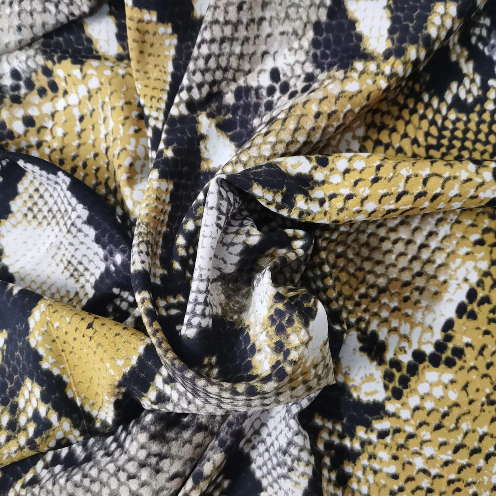 Buona imitazione tessuto Chiffon di seta giallo Sexy modello serpente stampa non trasparente panno di Chiffon materiale da cucire abito/sciarpa fai