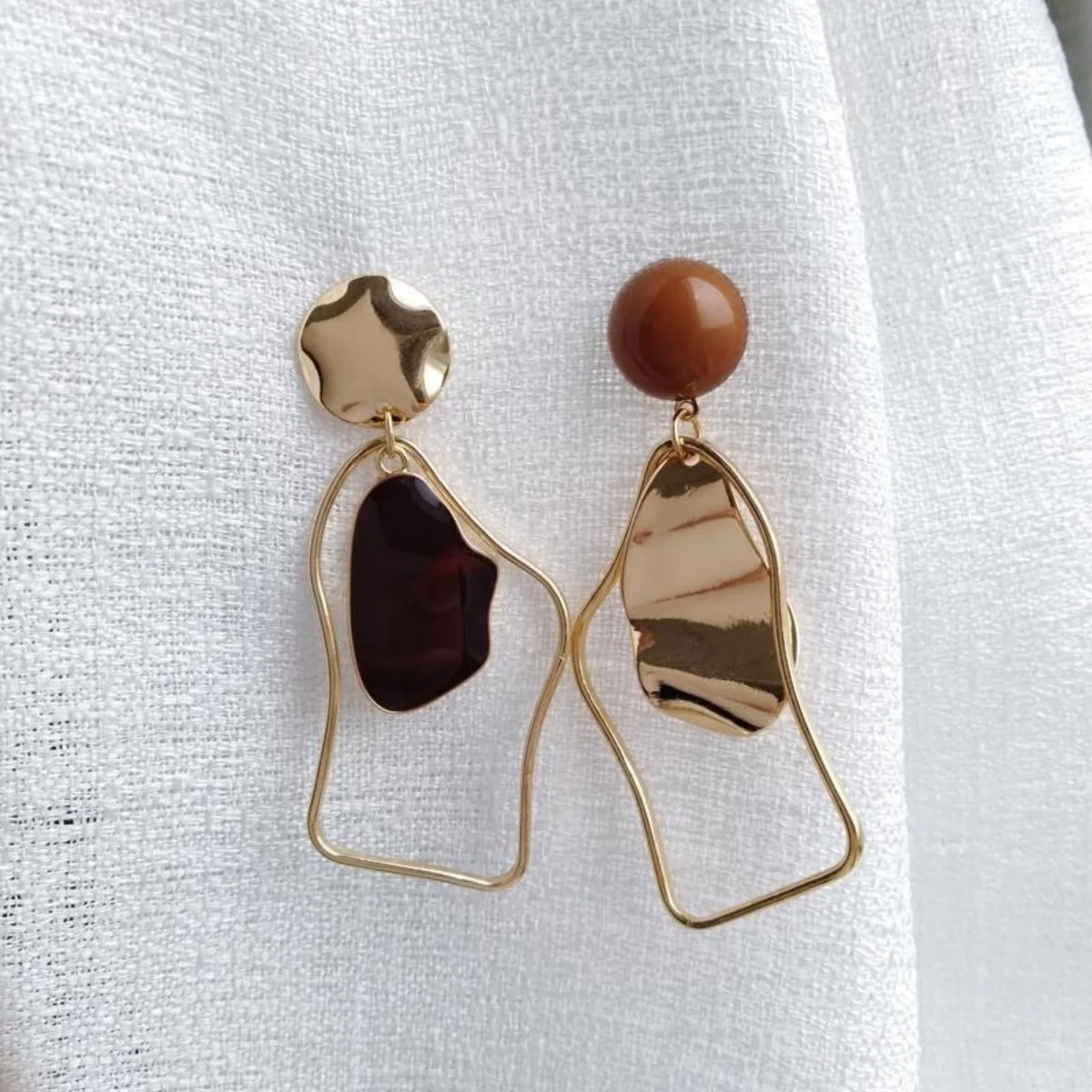 Französische Retro-Ohrringe mit unregelmäßigem, hohlem Rahmen und asymmetrischem Design für Damen, Karamell-Erdtöne, geometrische Ohrringe, Schmuck für Dates – Detail 10
