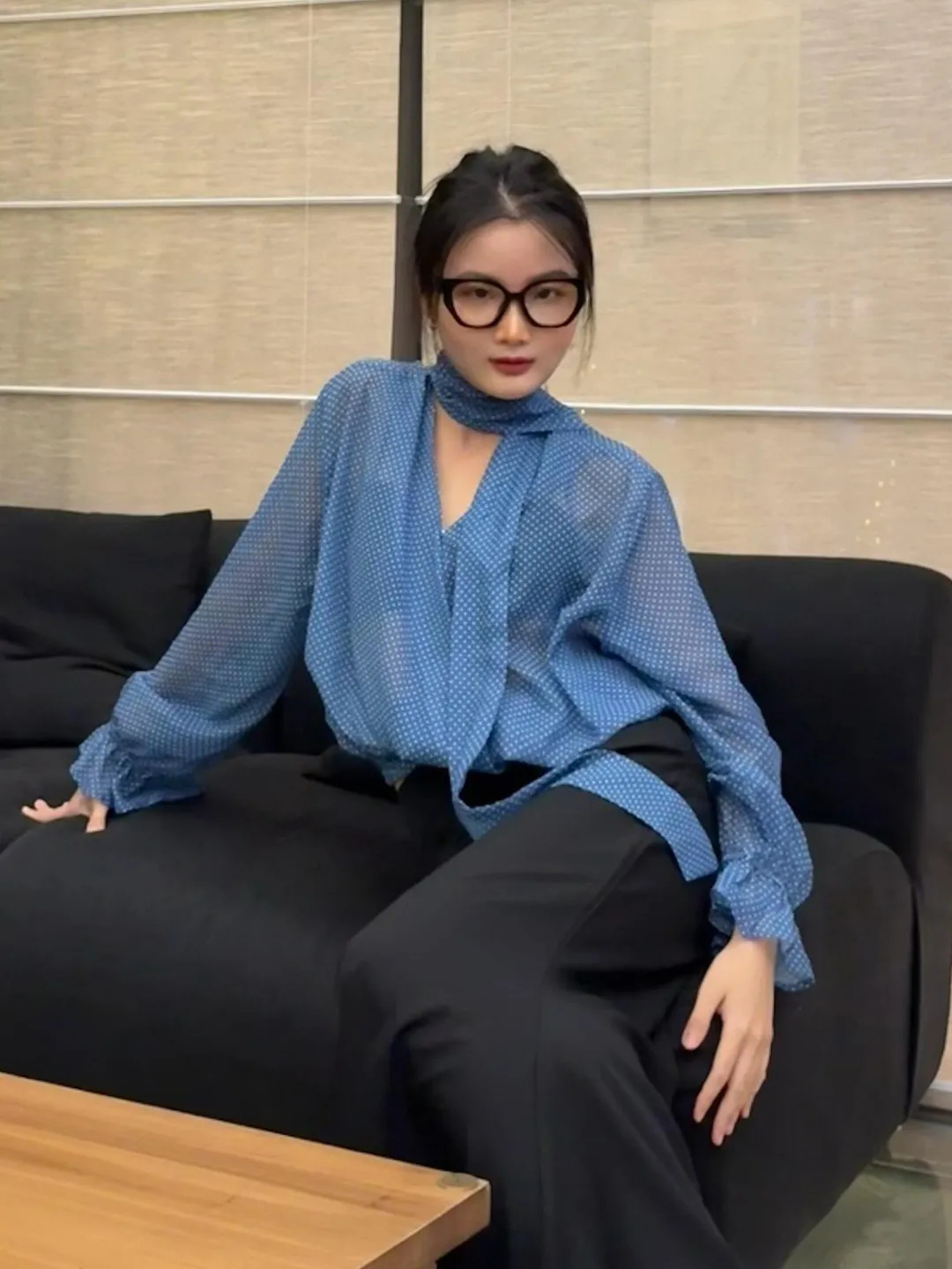 

Синяя блузка в горошек с V-образным вырезом, свободного кроя, с длинными рукавами, для похудения, женская, для офиса, весна 2026, новинка, модная