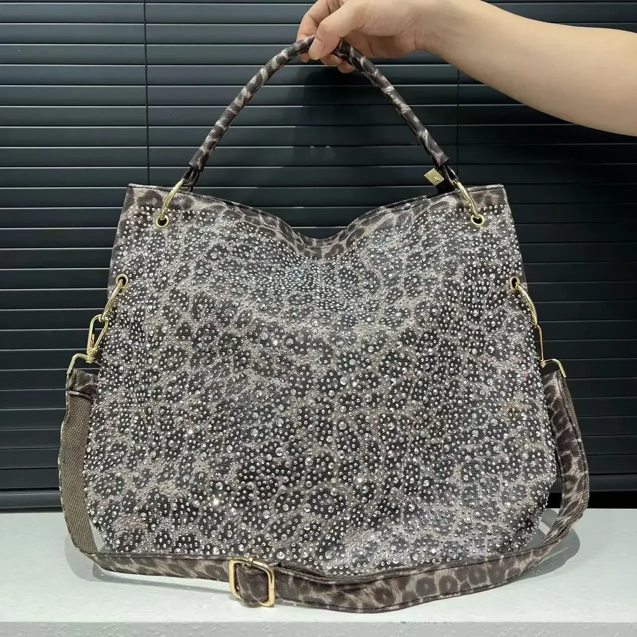 

Ladies' fashionable and personalized leopard print full diamond tote bag with large capacity retro Y2K single shoulder handbag