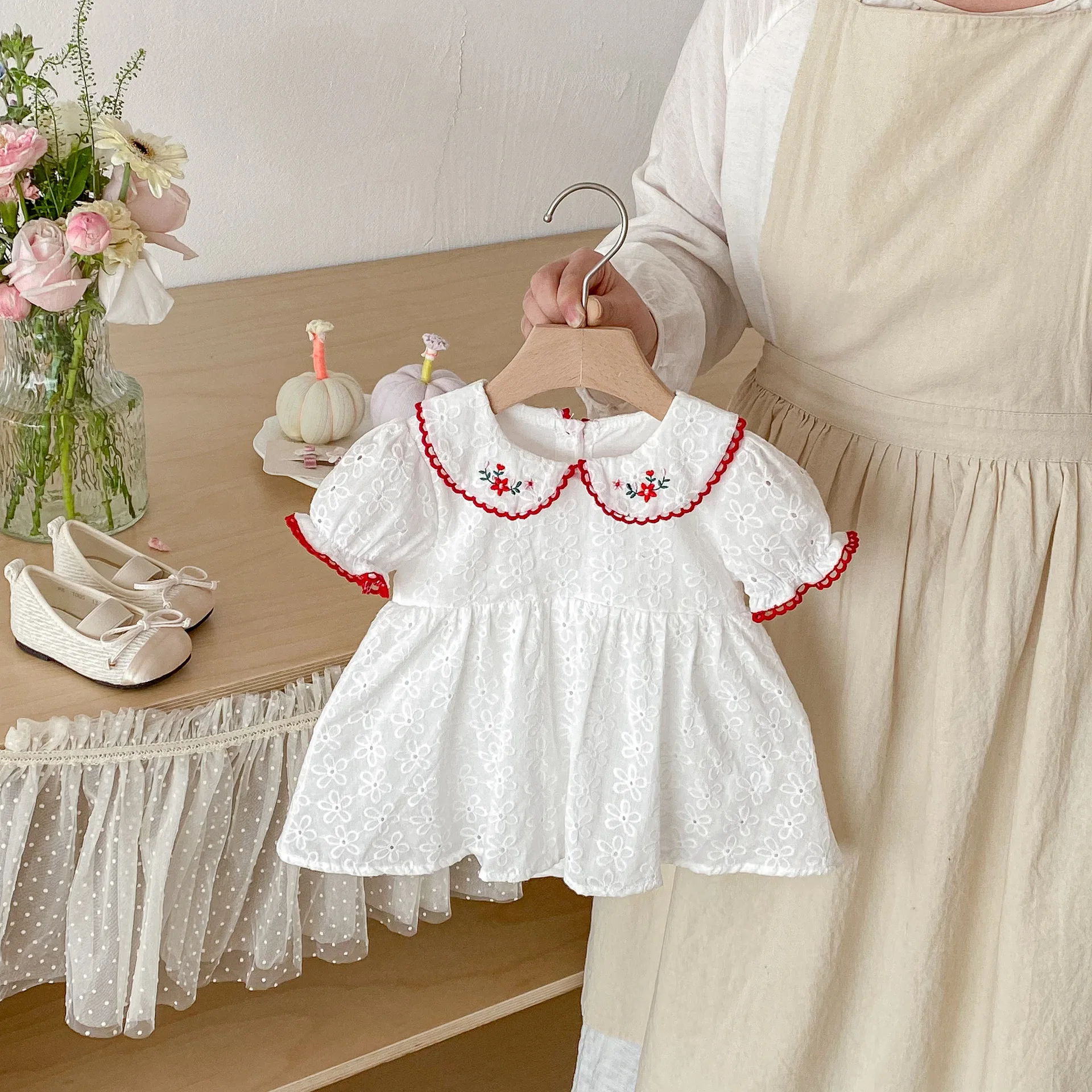 

2026 Summer Sweet Style Baby Bodysuit Floral Embroidery One Piece Clothing Peter Pan Collar Puff Sleeve Girls Clothes