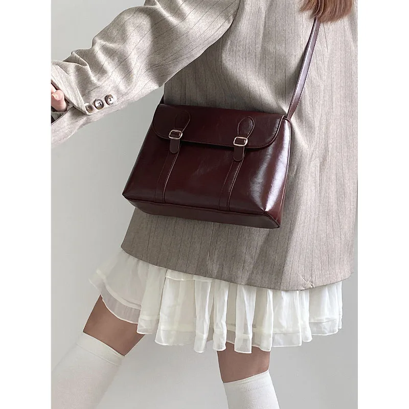 Korean Fashion Niche Design New Lady Crossbody Bag Retro Wine Red HK Style Messenger Bag High-Grade Large Capacity Shoulder Pack