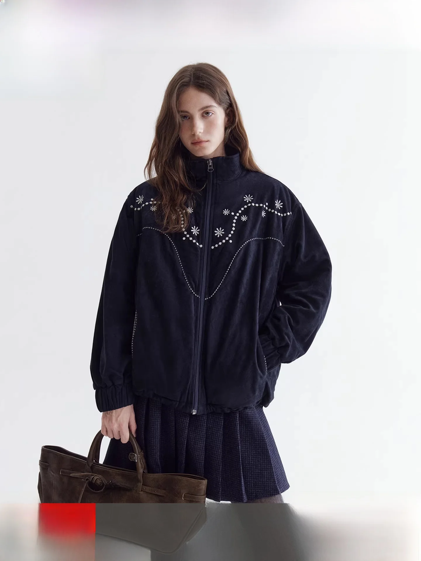 

Женская замшевая куртка Fano с вышивкой жемчужными бутонарами, свободный крой, хлопковое пальто, эффект мягкого тумана, расслабляющее ощущение, корейский стиль, длинный рукав