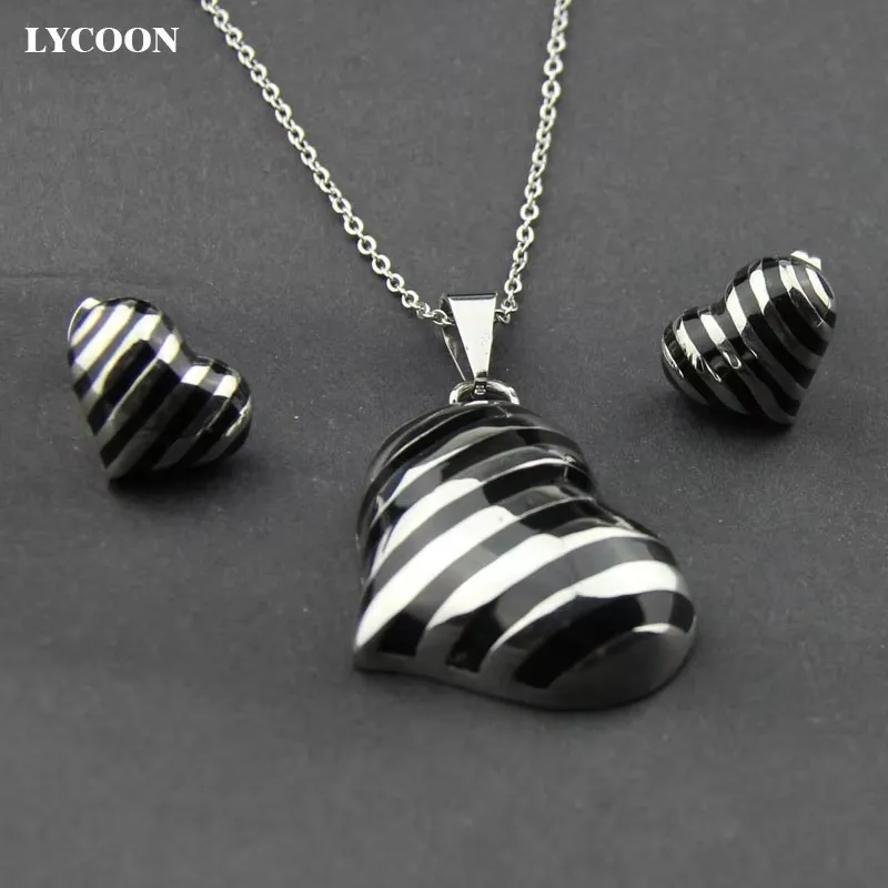 Новинка, модные эмалированные серьги, кулон, комплект ювелирных изделий для женщин, нержавеющая сталь, большой стиль в форме сердца с розовой или черной смолой Новинка, модные эмалированные серьги, кулон, комплект ювелирных изделий для женщин, нержавеющая сталь, большой стиль в форме сердца с розовой или черной смолой