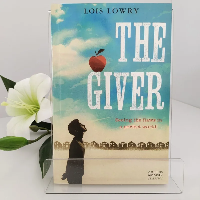 

The Giver Original English Novel by Lois Lowry Newbery Medal Winning Dystopian Sci-Fi Classic Teen School Reading Book