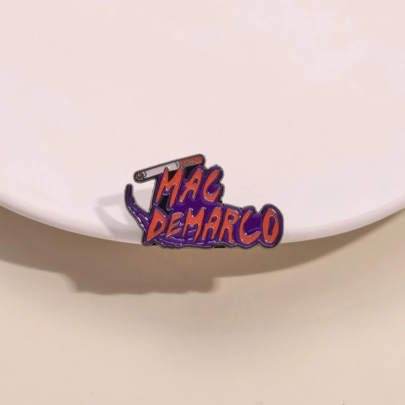 MAC-DEMARCO الأحمر إلكتروني بروش مضحك السجائر شارة معدنية دبابيس ظهره الملابس والمجوهرات والاكسسوارات الديكور هدية