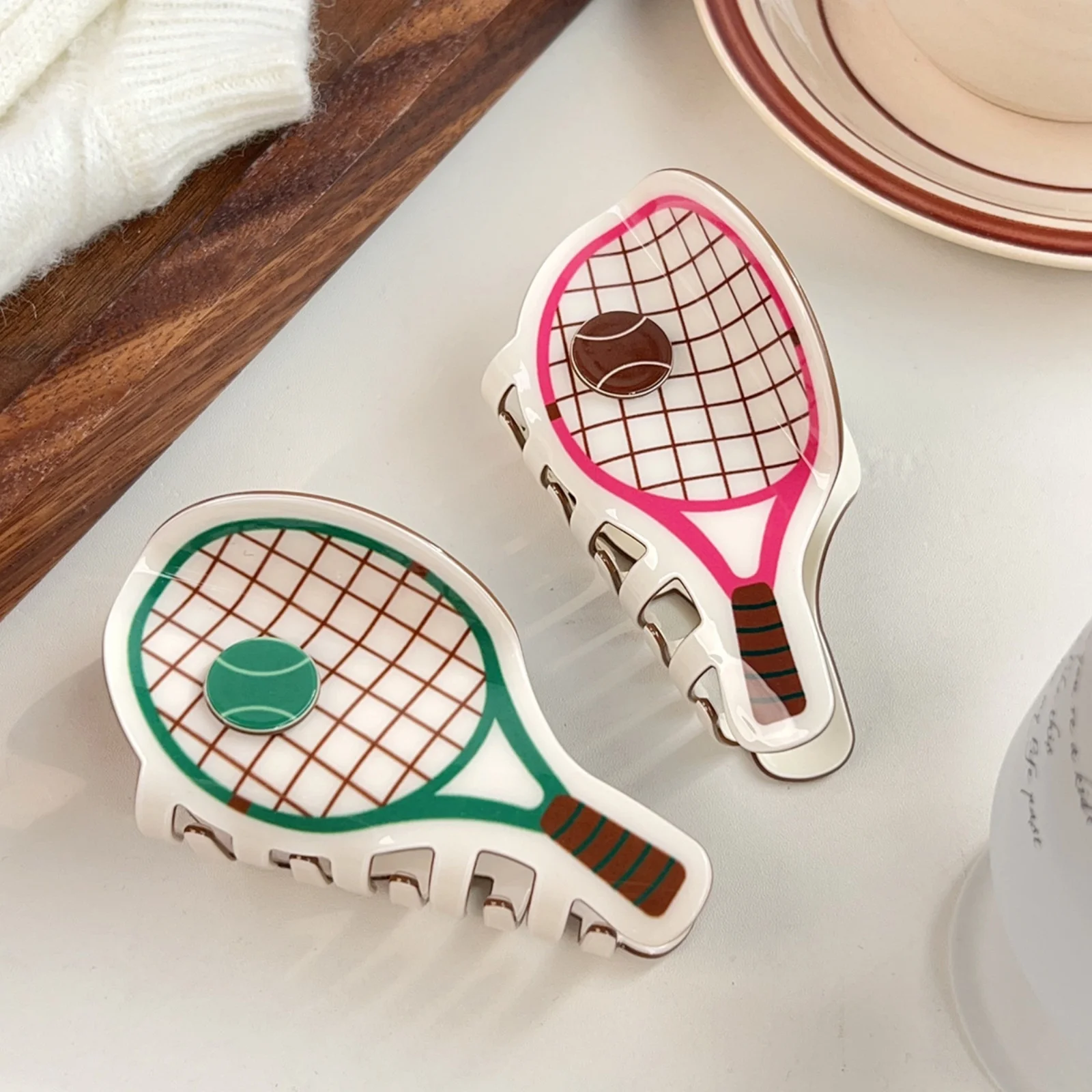 Sportliche Tennisschläger-Haarklammer, PVC-Mode-Haarspange im Haifisch-Design, Stilvolle Haaraccessoires für Frauen, Alltag und Freizeit – Detail 3
