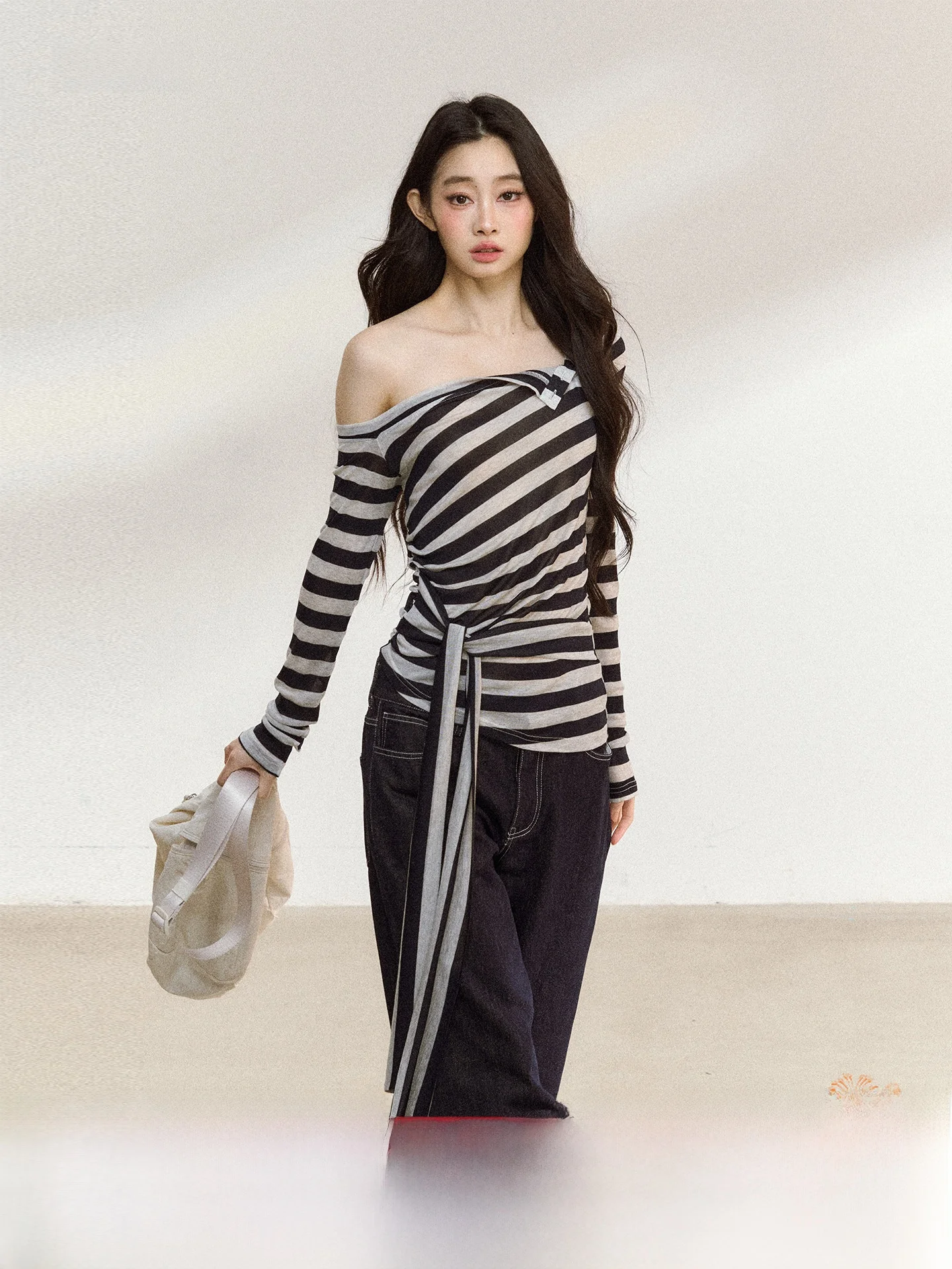 

7iftin Оригинальный дизайн, женская полосатая футболка с длинным рукавом, топ с открытыми плечами, асимметричный, осенняя новинка