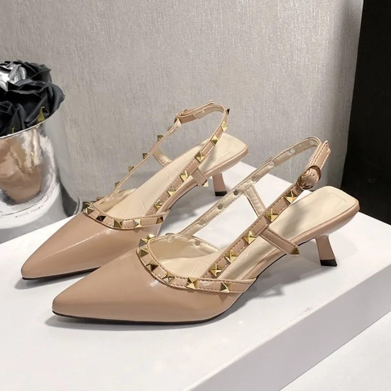 Sandalias antideslizantes con remaches para mujer, tacones altos a la moda, novedad de verano, punta estrecha, boca poco profunda, pies no cansados, una correa