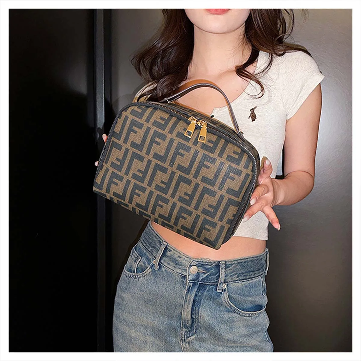 

Makeup bag Women's large capacity PU waterproof toiletry bag Portable travel premium lipstick cosmetics storage bag Letters