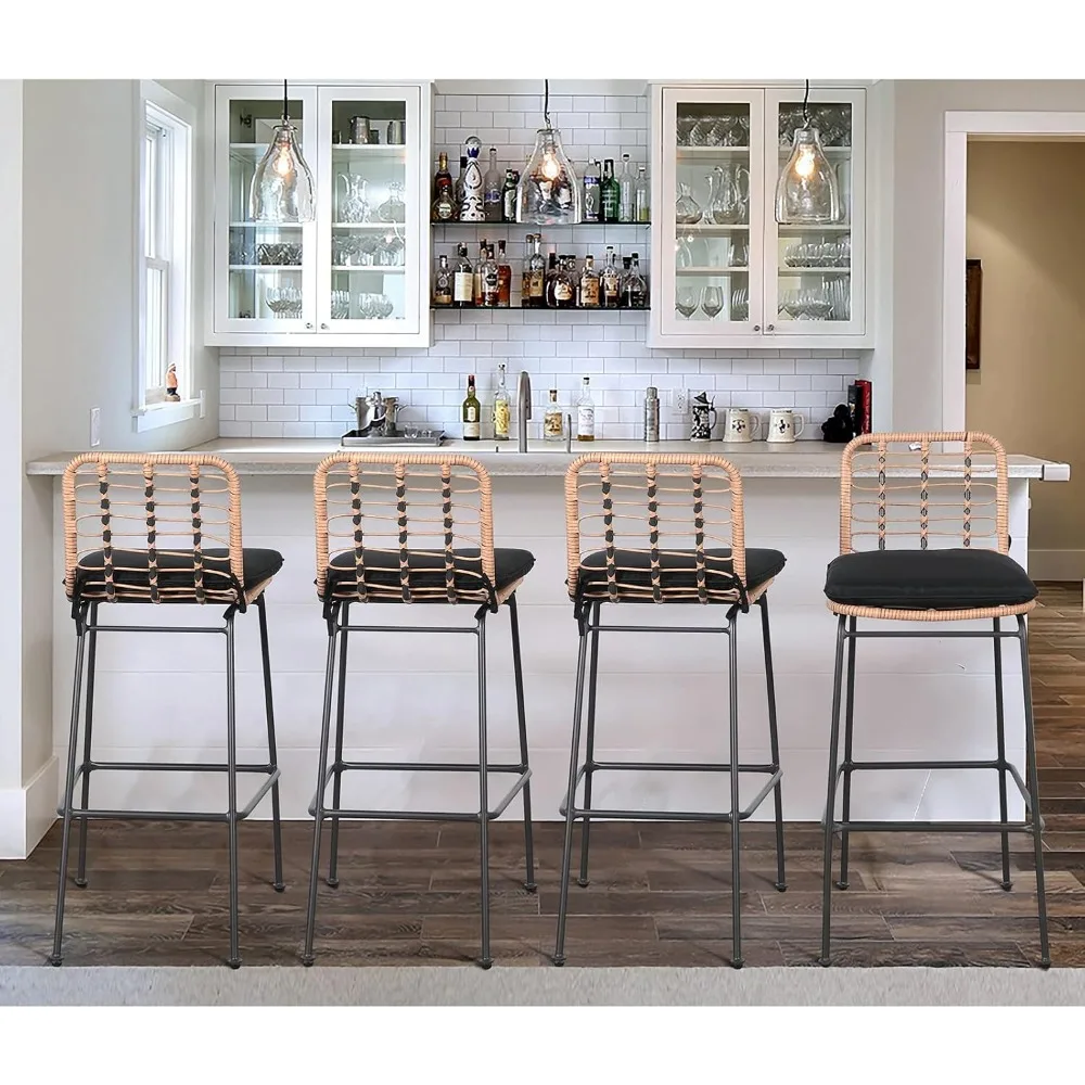 مجموعة مقاعد بار خارجية مكونة من 4 قطع، ومقاعد بارتفاع منضدة الفناء وكراسي بار مع مسند للقدمين، مجموعة بار من الخيزران البيج المنسوج يدويًا بدون ذراع