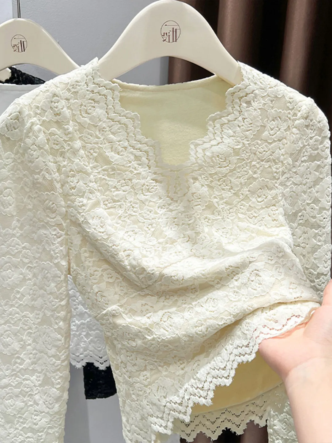 

Elegant Lace Base Shirt Women's Inner Wear Autumn Winter Thickened V-neck Netting Top Waist-cinching Outerwear for Teens