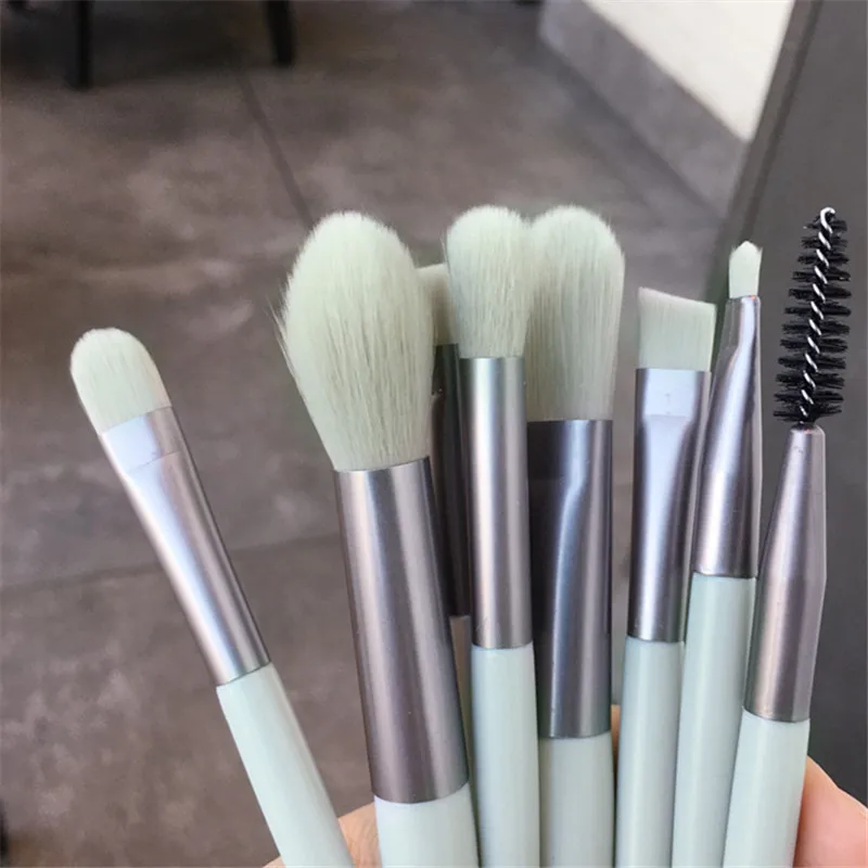 Set di mini pennelli per trucco da 8 pezzi con pennello per ombretto, pennello per fondotinta, pennello per fard e pennelli a setole morbide per principianti.